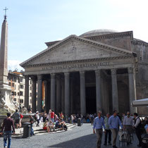 Rome - Place de la Rotonde: le Panthéon et au centre de la place, une fontaine couronnée d'un obélisque -