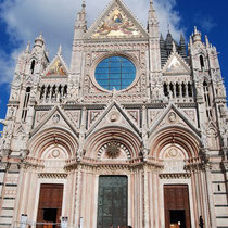 Sienne - Le Duomo - La façade richement décorée de mosaiques, de sculptures dans un double style roman et gothique.