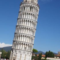 Pise - Torre di Pisa - Selon le point de vue ,elle penche, plus ou moins.