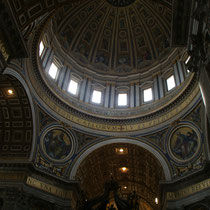 Le Vatican - Au-dessus du baldaquin, la célébre coupole conçue par Michel Ange. Au-dessus de chaque pilier, à la base du dôme, les quatre évangélistes sont représentés  dans des médaillons de 8,50m - 