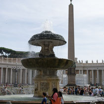 Le Vatican - Une fontaine et l'obélisque.L'obélisque provient du cirque Néron où St Pierre fut suplicié -