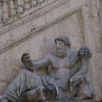 Rome - Une statue sur la façade de l'Hotel de Ville -