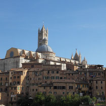 Sienne - Le Duomo, imposant édifice, dominant toute la ville.