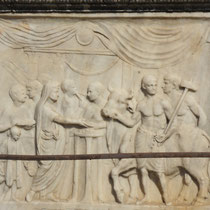 Pompéi - Un autel en marbre blanc montrant le sacrifice d'un taureau.