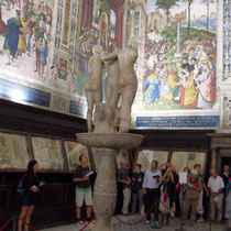 Sienne - Le Duomo - La magnifique bibliothèque Piccolini entièrement recouverte de peintures muralesreprésentant la vie du pape Pie III. Au centre la statue des trois Grâces en marbre.