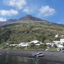 Stromboli - Derniers regards sur le volcan depuis le bateau.