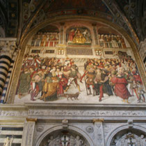 Sienne - Le Duomo - Détail de la fresque de Pinturicchio surmontant le portail de marbre de  de la bibliothèque Piccolini.