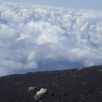 L'Etna - Tout autour du volcan une mer de nuages; montant de la vallée.