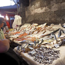 Catane - Grande variété de poissons et produits de mer.