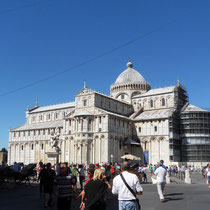 Pise - Piazza dei Miracoli   avec les trois principaux monuments: la Torre  di Pisa, le Duomo, le Battistero.                                                                                                                              