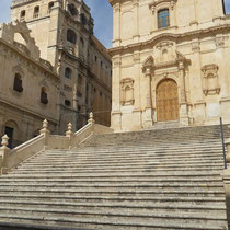 Noto - Eglise San Francesco. Escalier monumental pour y accéder.