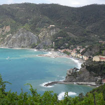 Les Cinque Terre - Monterosso avec sa grande plage, vu depuis le sentier.
