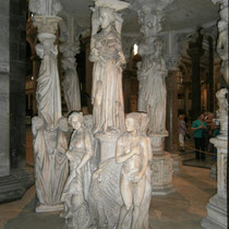 Pise - Le Duomo - Les statues qui ornent les piliers de la chaire.
