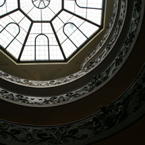 Musée du Vatican - Une verrière apporte la lumière du jour dans l'escalier.