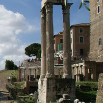 Rome -Le Forum - Temple de Vespasien et de Titus -