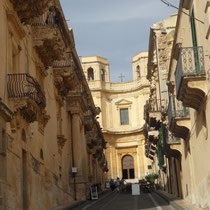 Noto - Rue Nicolaci, bordée de palais aux balcons avec de multiples fantaisies.