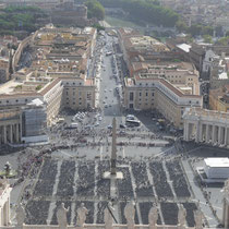Le Vatican - La place St Pierre vue depuis le sommet du dôme -