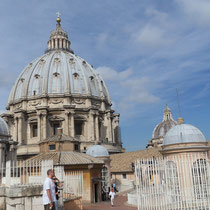 Le Vatican - Au pied de la Coupole, un toit- terasse permet une vue rapprochée sur celle-ci -