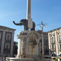 Catane - Place du Duomo. Fontaine de l'éléphant en basalte noir volcanique et son obélisque Egyptien.