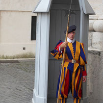 Le Vatican - un garde suisse encore habillé d'un costume dessiné au XVIe siècle.