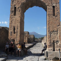 Pompéi - Arc de Caligula, à l'entrée de la rue Mercure.