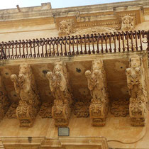Noto - Balcon du Palais Nicolaci soutenu par des figures grotesques.