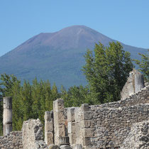 Pompéi - Le Vésuve et les premières ruines.