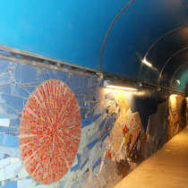 Les Cinque Terre - Riomaggiore - Le tunnel décoré de mosaiques conduit à la gare.