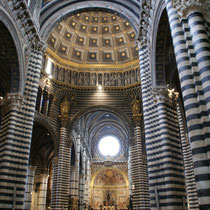 Sienne - Le Duomo - L'intérieur impressionnant avec ses immenses colonnes noir et blanc.