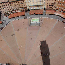 Sienne - La Piazza del Campo pavée de briques rouge, réparties en neuf rayons, sa forme est celle d'une coquille St Jacques. Ici, deux fois l'an se déroule le célèbre Palio.