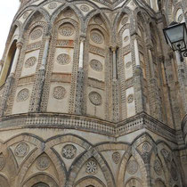  Monréale - L'ornementation du chevet de la cathédrale, est d'inspiration arabe, réalisée en calcaire doré.