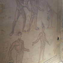 Villa Romana del Casale - Salle des massages: la mosaïque représente deux esclaves dont les noms sont inscrits sur l'étoffe qui leur ceint les hanches -