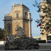 Palerme - La Porte Felice et la fontaine del cavallo Marinal.près du port de Cassaro, donne sur le corso V.Emanuale (aboutit Porta Nuova),