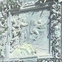 Pise - Le Duomo - Détails de la sculpture d'une des portes en bronze.