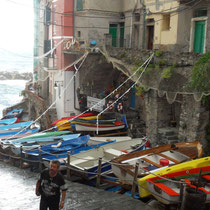 Les Cinque Terre - Riomaggiore - En fin de saison les bateaux sont stockés dans la rue.