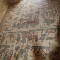 Villa Romana del Casala - Salle de la petite chasse: mosaïque montrant des scènes  de battues de chasse.