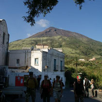 Stromboli - Nous quittons le village et le volcan.