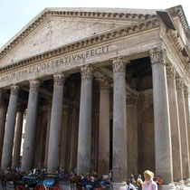 Rome - Le Panthéon: les seize colonnes du portique ont été transportées d'Egypte -  
