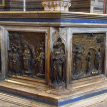 Sienne - Le baptistère - La vasque des fonts baptismaux recouverte de panneaux de bronze, illustrant, la vie de St Jean Baptiste.