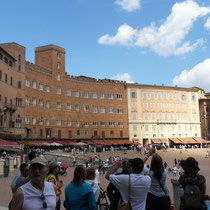 Sienne - La piazza del Campo  bordée par le Palais Sansedoni (au centre).