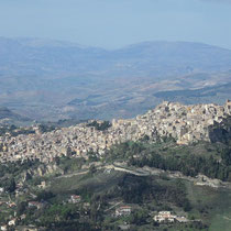 Enna - Depuis la tour, vue panoramique sur les monts de Madonie et le village perché de Calascibetta.
