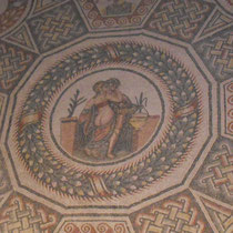 Villa Romana del Casale - Dodécagone: détails de la mosaïque, qui montrent un jeune éphèbe embrassant une femme en train de se déshabiller.