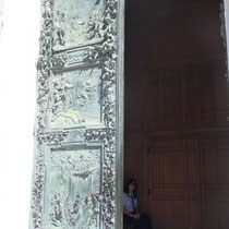 Pise - Le Duomo - Une des portes, gravée en relief.
