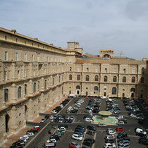 Musée du Vatican - Vue depuis le musée, sur la cour du Belvédère, servant de parking.