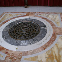 Le Vatican - Le sol est entièrement recouvert de marbres polychromes, avec des bouches d'aération -