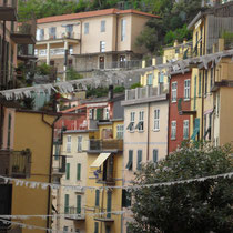 Les Cinque Terre - Riomaggiore - Maisons très colorées, regroupées sur plusieurs niveaux .                                                                                