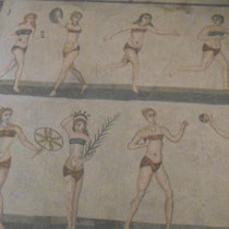 Villa Romana del Casale - Salle des Palestites: une mosaîque figurative( les dix jeunes filles  en bikini) superposée au pavement d'origine, représente des tournois athlétiques féminins.