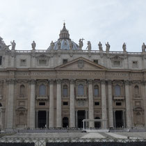 Le Vatican - Basilique St Pierre construite à l'emplacement du Tombeau de St Pierre. Ensemble surmonté des statues du Christ et des Apôtres.A chaque extrémité une horloge,dessous l'emplacement des cloches. Iln'y a pas de chlocher -