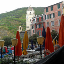 Les Cinque Terre - Vernazza - La place près du port.