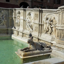 Sienne - Fonte Gaiä:la fontaine en marbre.